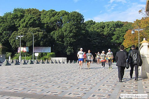 Namban Rengo runners run out of Yoyogi Koen